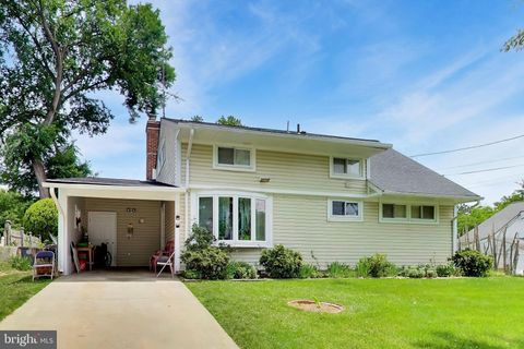 Photo of 818 E Jefferson Street, ROCKVILLE, MD 20852 (MLS # MDMC2242102)