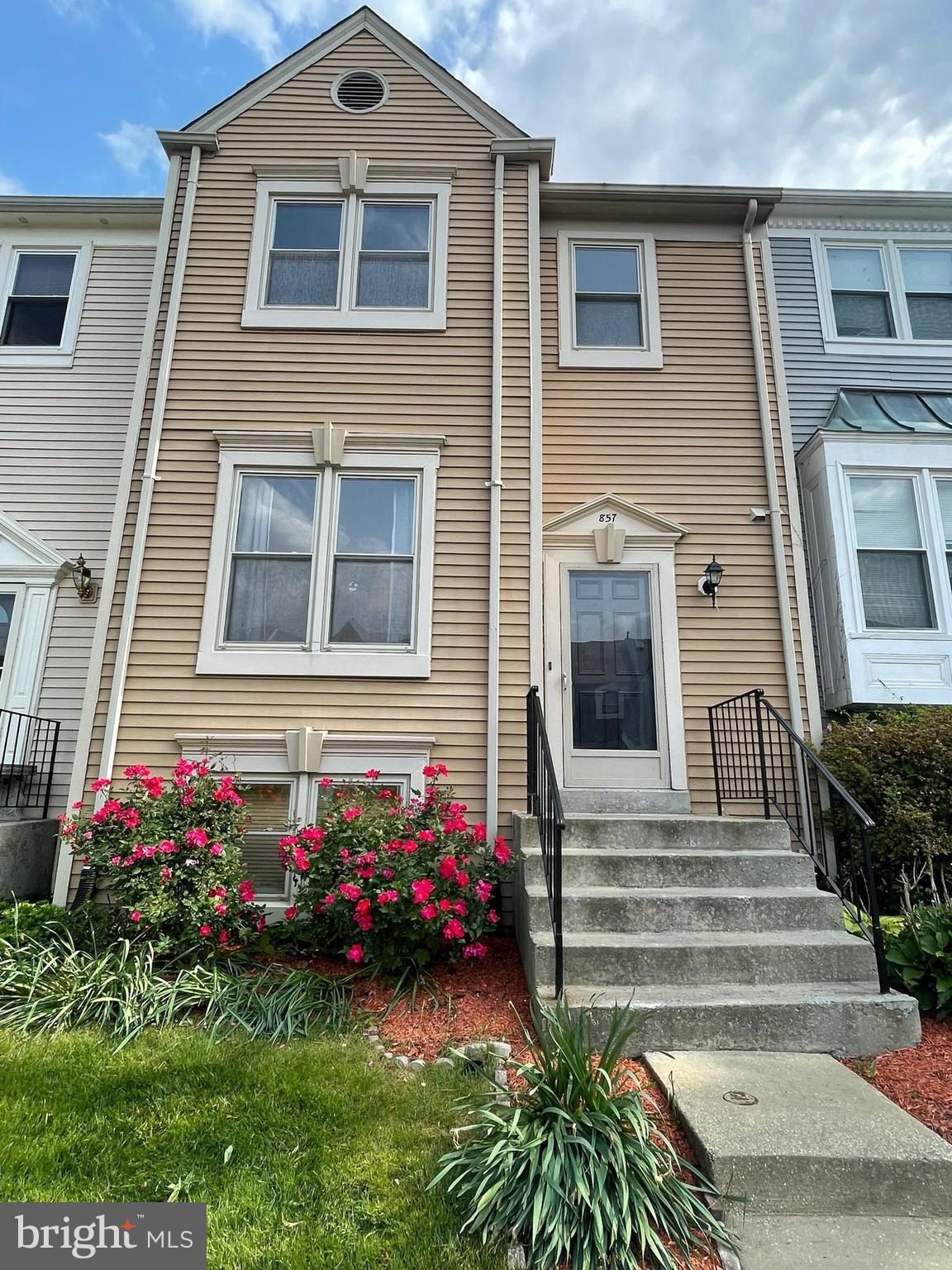 Welcome to this lovely townhome in sought-after neighborhood of Fernshire Farms. Home offers 3 bedrooms, primary bedroom with ensuite bath. Wood floor throughout the main and upper level. Spacious kitchen with breakfast area overlooking a well-manicured backyard and trees. Finished rec. room in the basement give you more entertaining space indoor. 2 year lease preferred. 2 year lease preferred. Required credit score 700, no more than 2 incomes to qualify = $98,000 annually