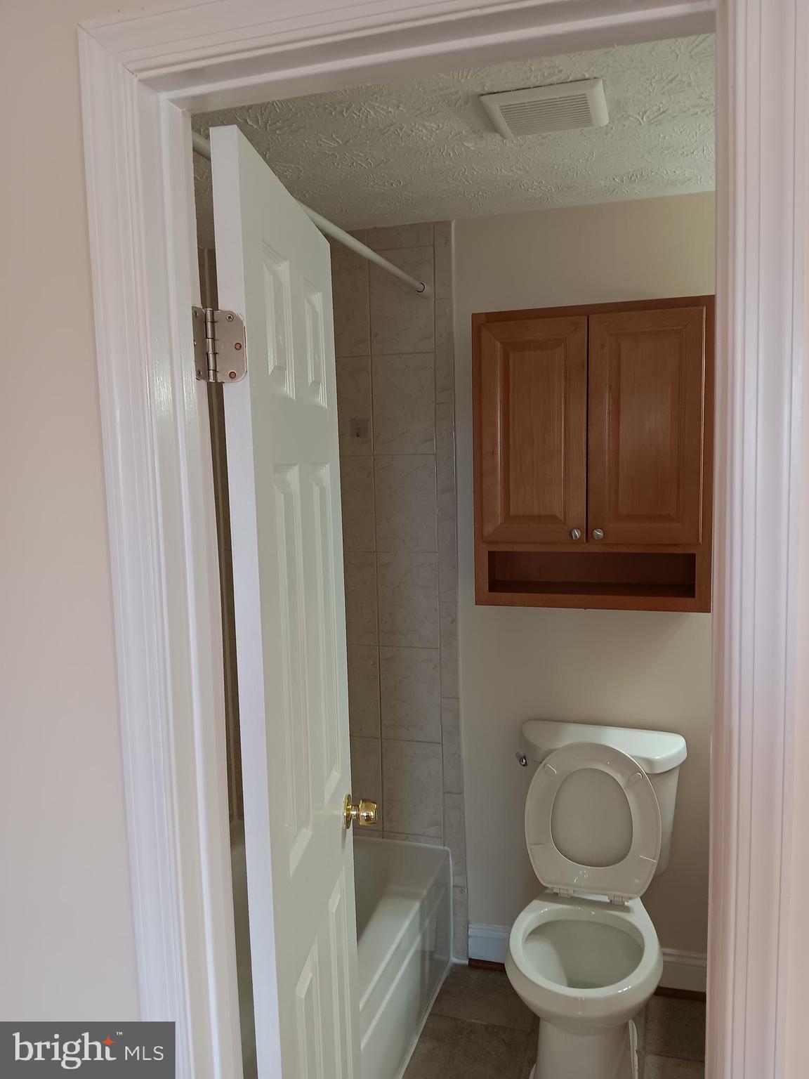 CALVERTON TOWNES - Residential Lease