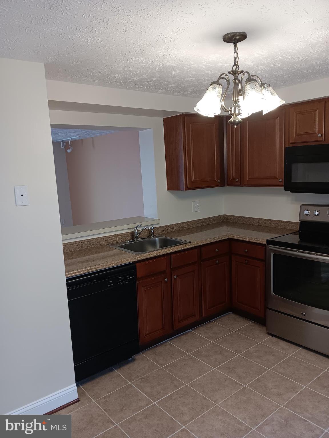 CALVERTON TOWNES - Residential Lease