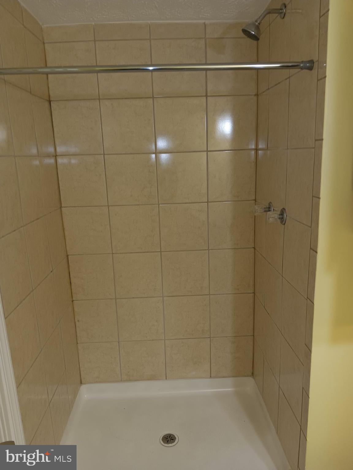 CALVERTON TOWNES - Residential Lease