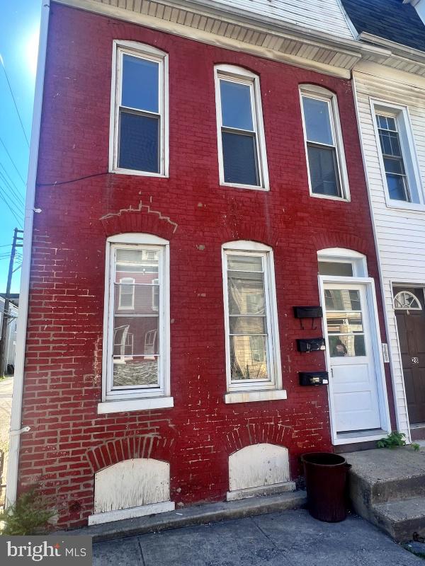 3rd floor studio apartment with 1 full bath (shower only). Updated kitchen with new stove and refrigerator. No pets and no smoking indoors.