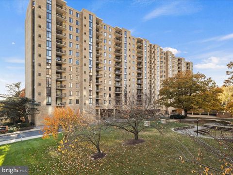 Photo of 4500 S Four Mile Run Drive #906, ARLINGTON, VA 22204 (MLS # VAAR2072482)
