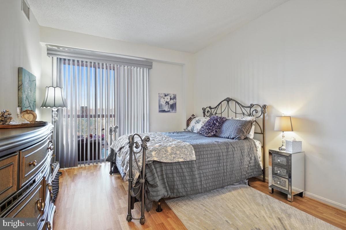 VANTAGE POINT WEST AT LW - Residential