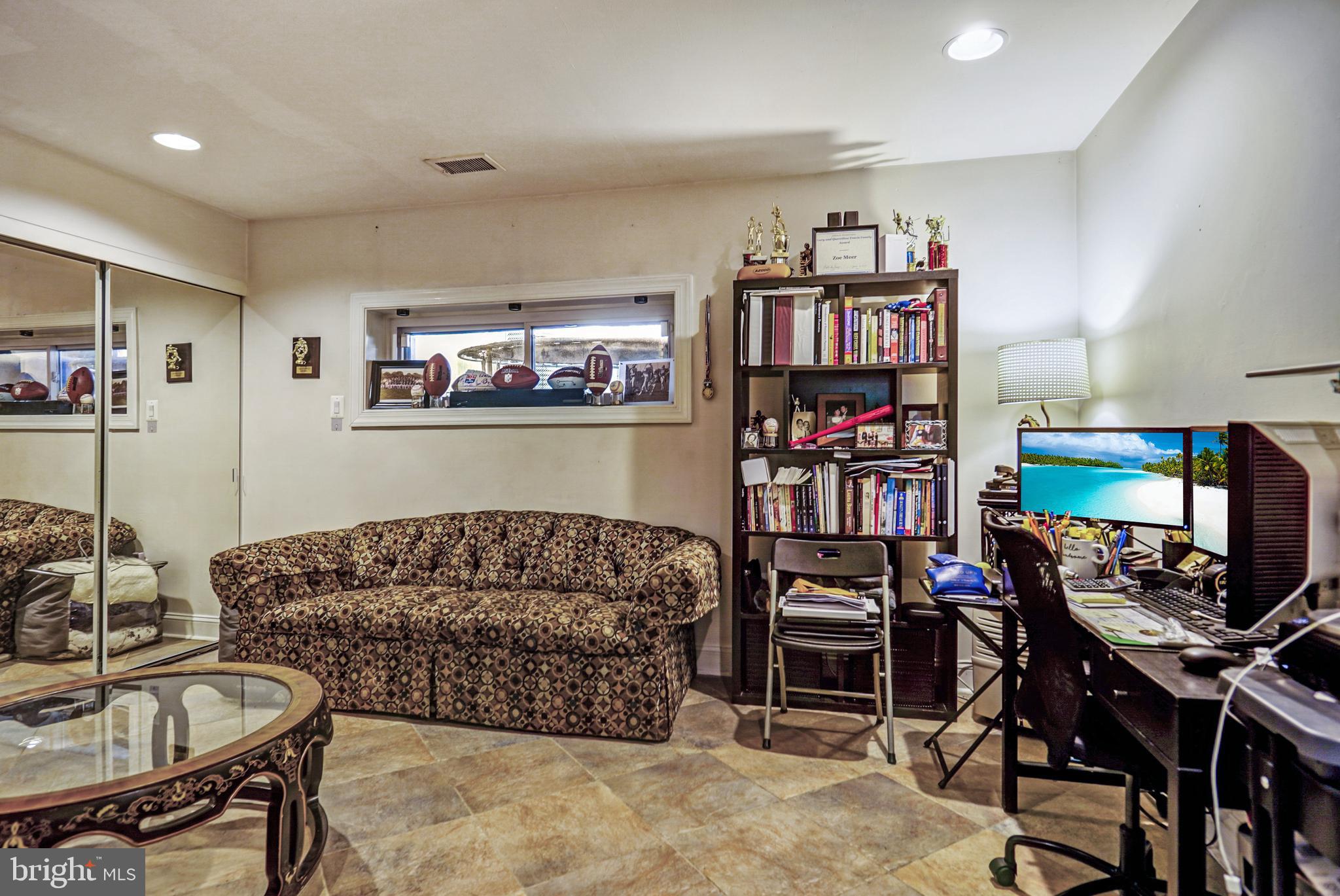 QUEEN VILLAGE - Residential