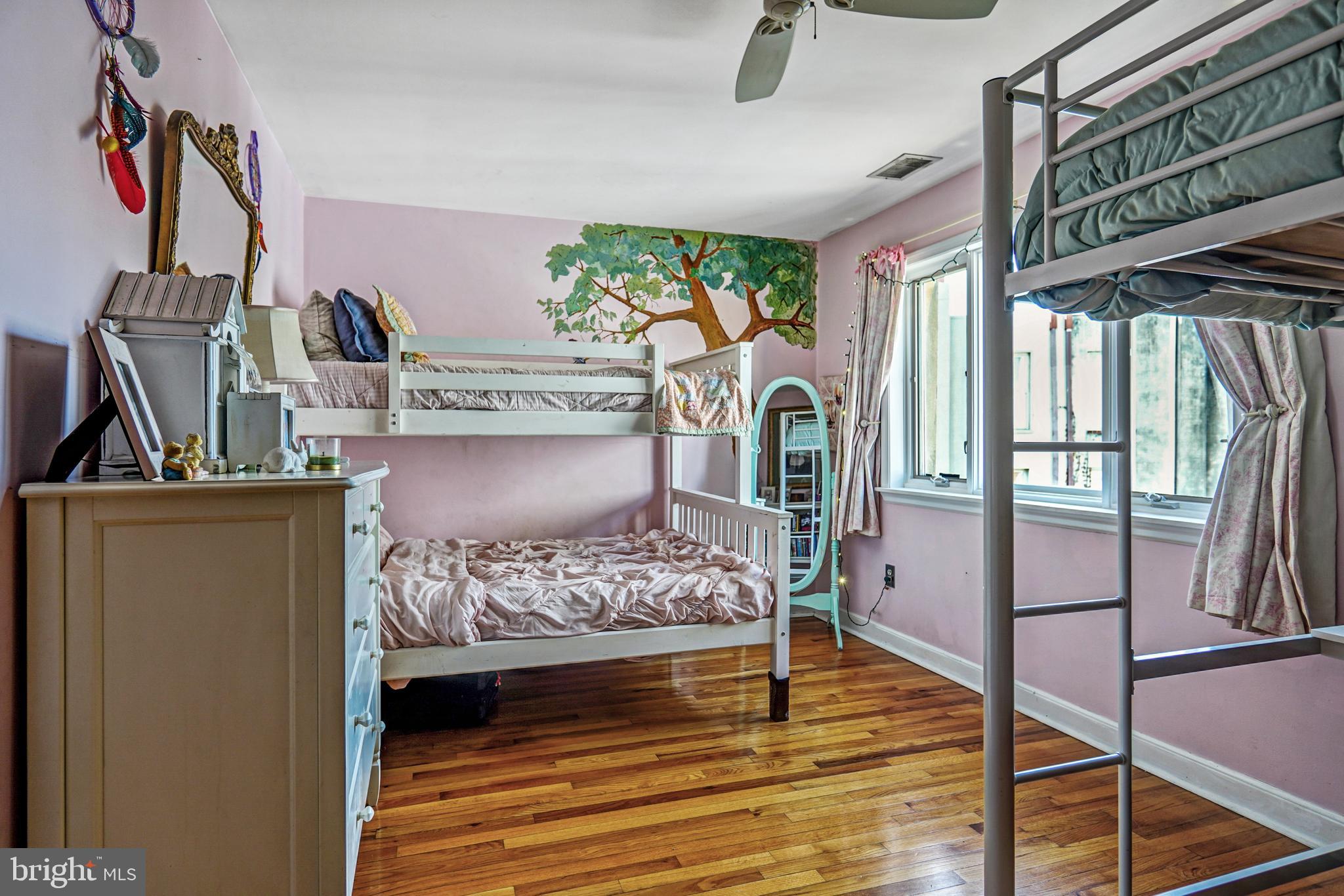 QUEEN VILLAGE - Residential