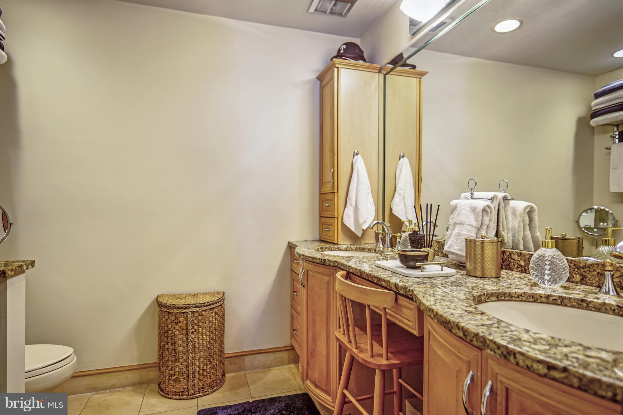 QUEEN VILLAGE - Residential