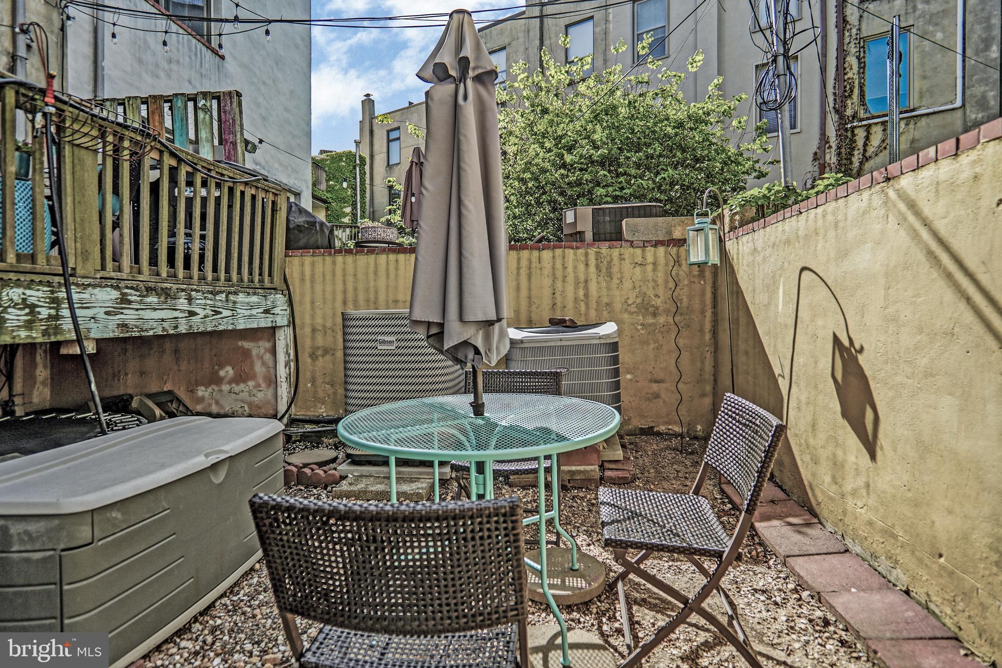 QUEEN VILLAGE - Residential