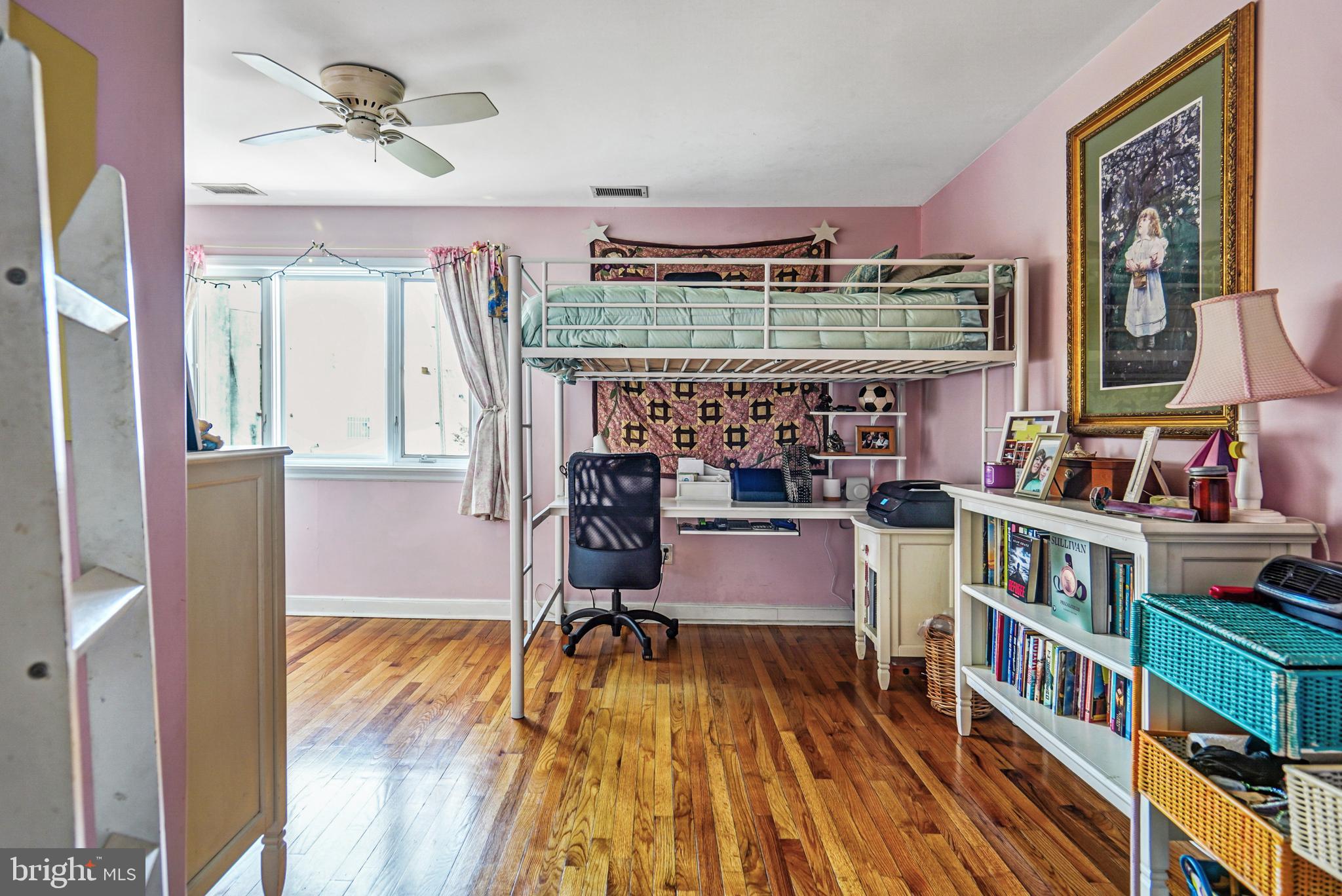 QUEEN VILLAGE - Residential