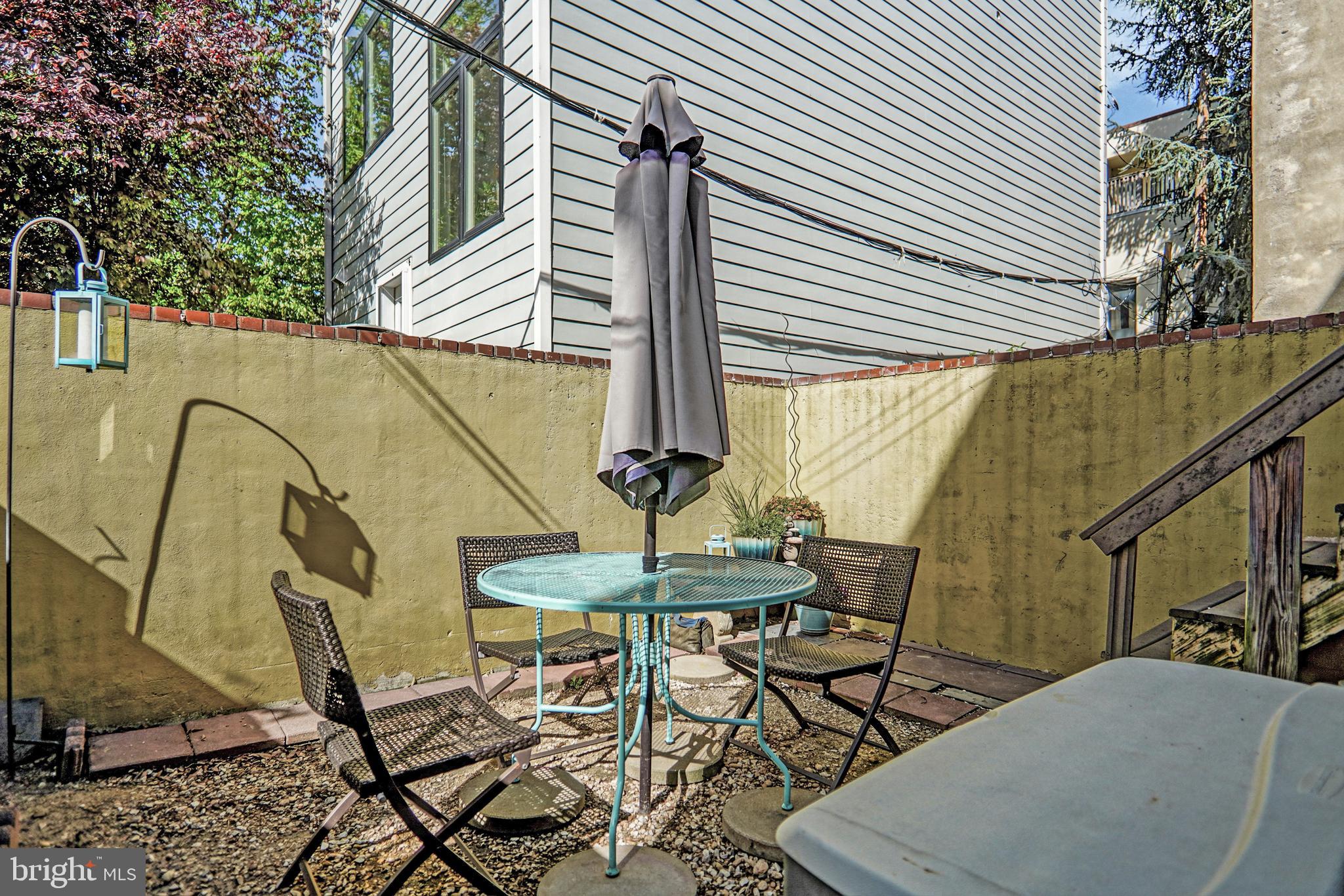 QUEEN VILLAGE - Residential