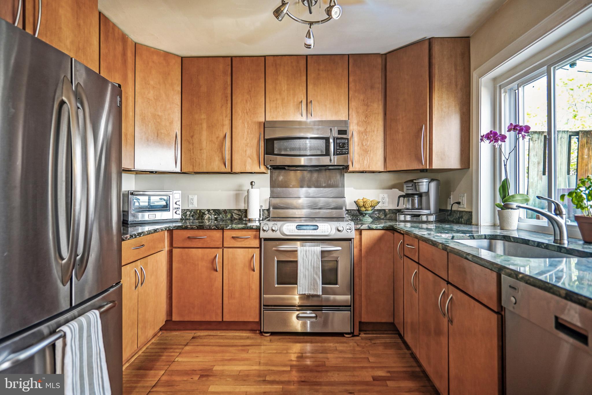 QUEEN VILLAGE - Residential