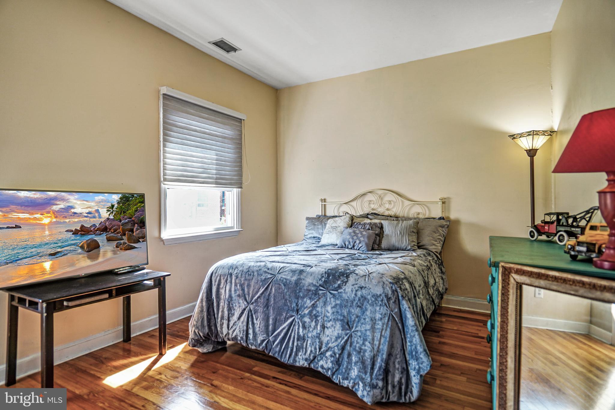 QUEEN VILLAGE - Residential