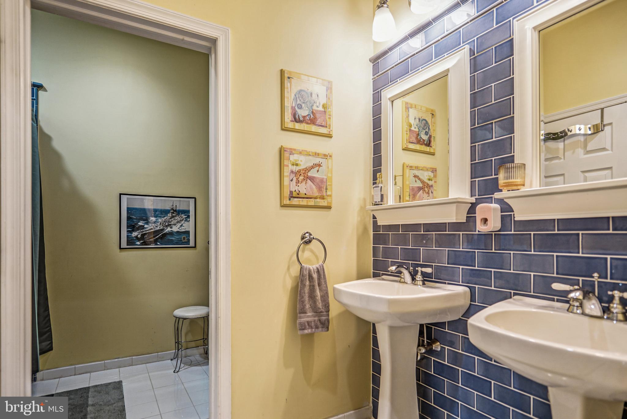 QUEEN VILLAGE - Residential