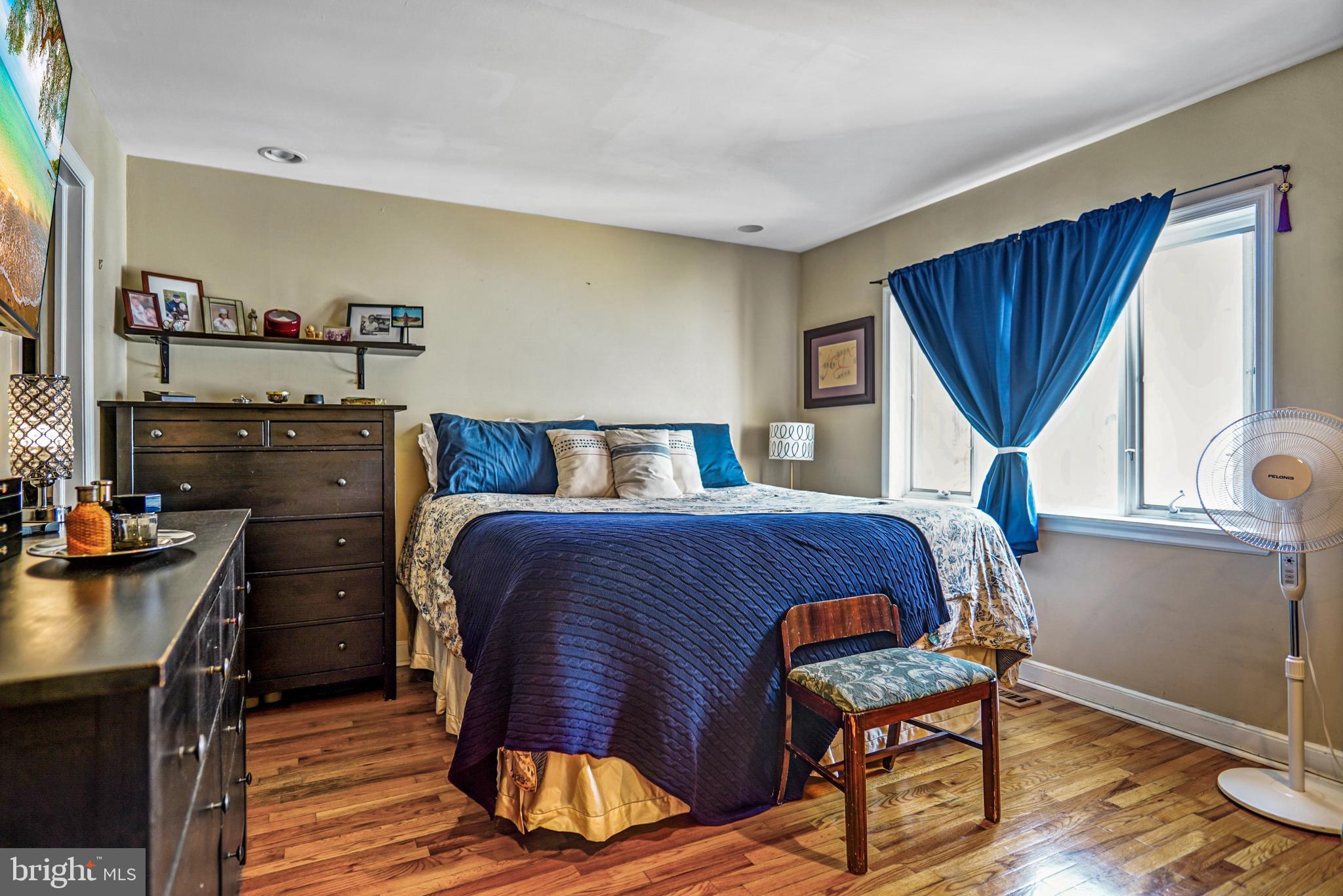 QUEEN VILLAGE - Residential