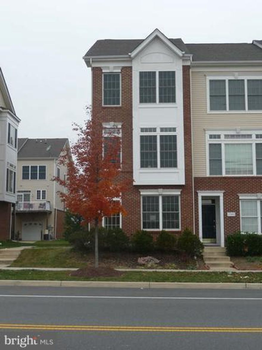 SUPER CONVENIENT END UNIT GARAGE TH FEELS LIKE NEW CONSTRUCTION! EASY GUEST PARKING ON RIDING CENTER DR*2 MASTER SUITES + BR/OFFICE W/FULL BA DOWNSTAIRS*COVERED FRONT PORCH*OPEN KITCHEN W/GRANITE*DECK OFF KITCHEN*HARDWOOD FLOORS ON MAIN LEVEL*SUPER SUNNY WITH 3 WALLS OF WINDOWS*WALK TO SHOPS/RESTAURANTS*AVL 4/1/15.