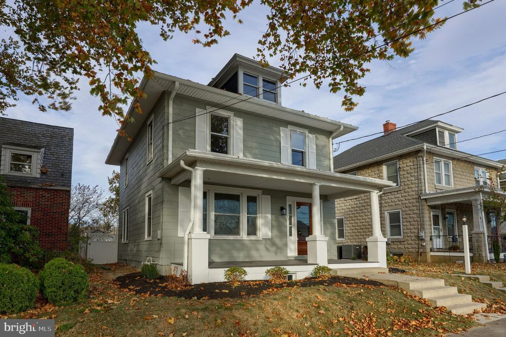 Photo of 51 W Lincoln Avenue, Lititz, PA 17543 (MLS # PALA2059734)