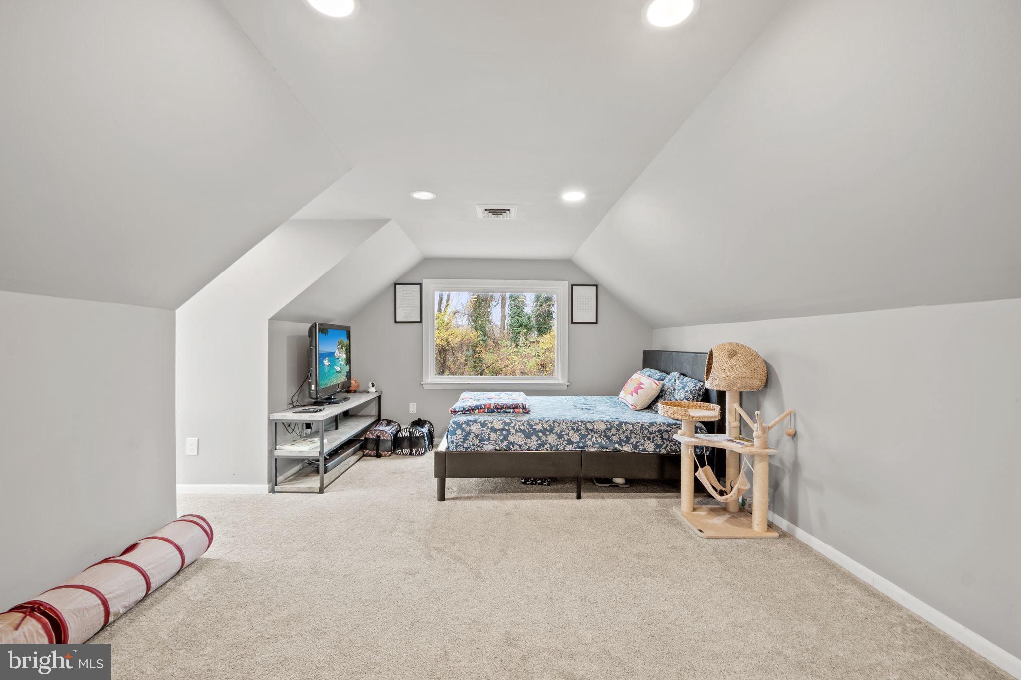 NEAR FALLS CHURCH - Residential