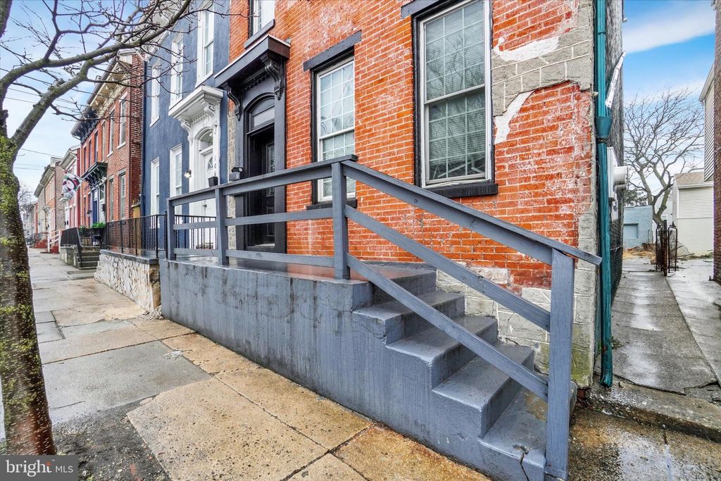 Photo of 104 E College Avenue, YORK, PA 17401 (MLS # PAYK2098744)