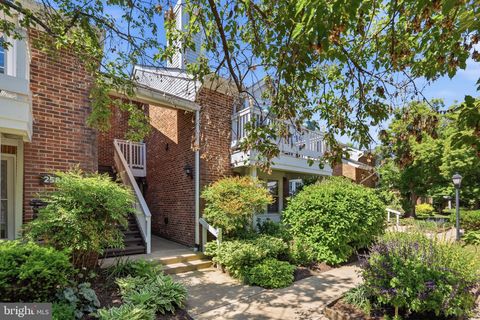Photo of 2580 - D S Arlington Mill Drive #4, ARLINGTON, VA 22206 (MLS # VAAR2072840)