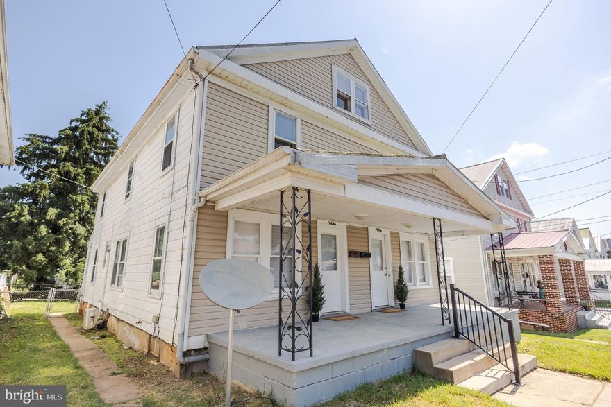 Nice duplex in Martinsburg features 3 bedrooms, 1 bathroom, kitchen, living room, dining room, washer/dryer in unit, basement and yard.  Close to schools, shopping and restaurants.