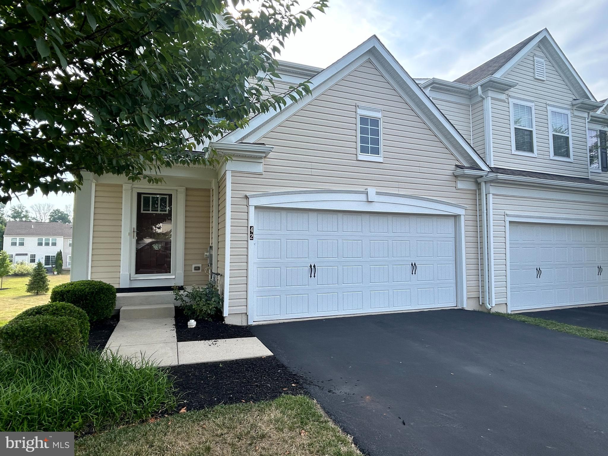 Outstanding end unit townhome in Applecross. Available Immediately.
Just painted through, some new flooring, professionally cleaned
and ready to go. Beautiful deck overlooking open space.