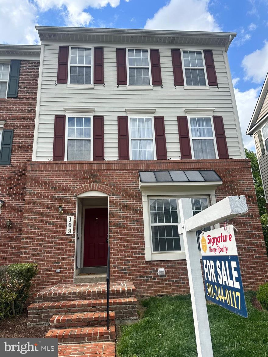 Beautiful King Farm/ Rockville, 3Bedrooms, 2 Bathrooms Town House condo for sale, end unit.new hard wood floor Modern style fixtures and designer paint Upgraded baths 3 bedroom 2 full bath upstairs Located across from a pocket park Metro and shopping are just a few minutes walk Community Shuttle To Metro Must See.