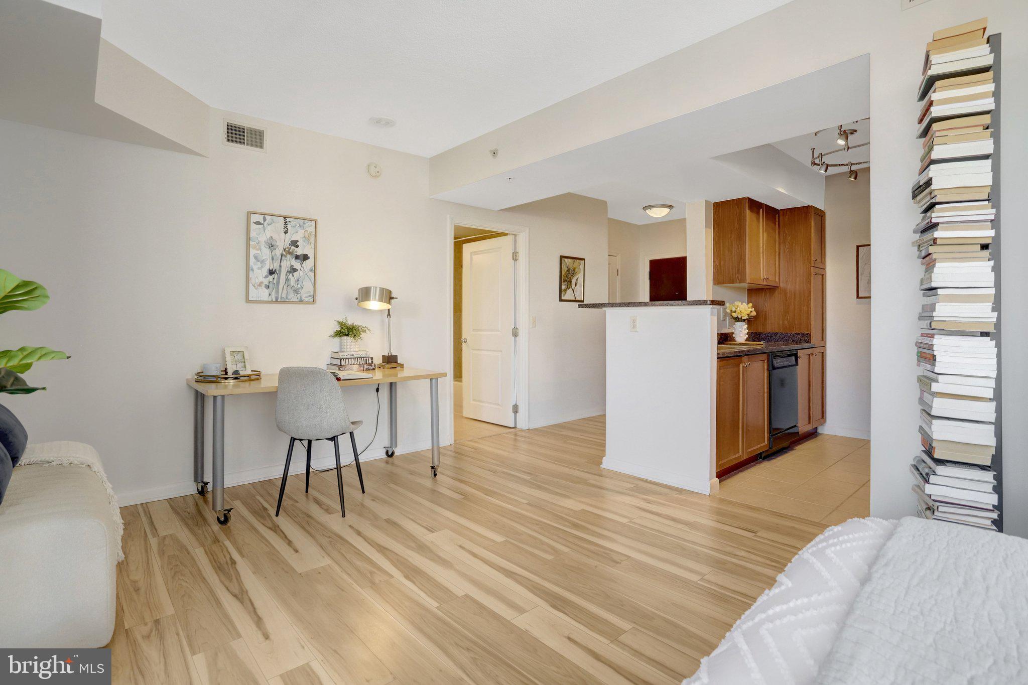 851 N GLEBE ROAD 812