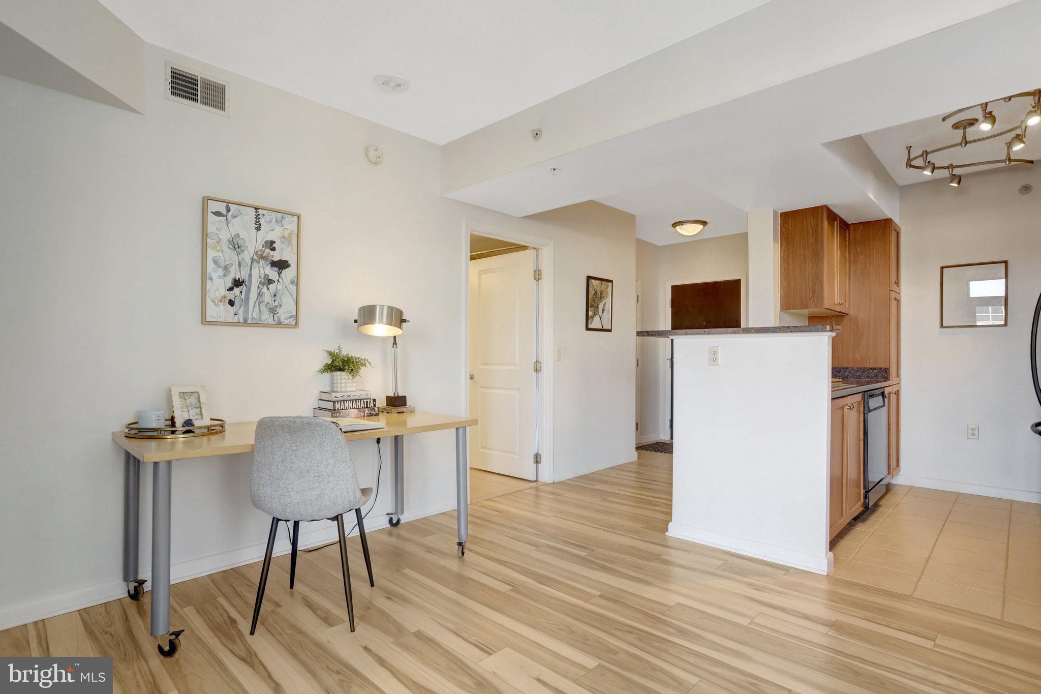 851 N GLEBE ROAD 812