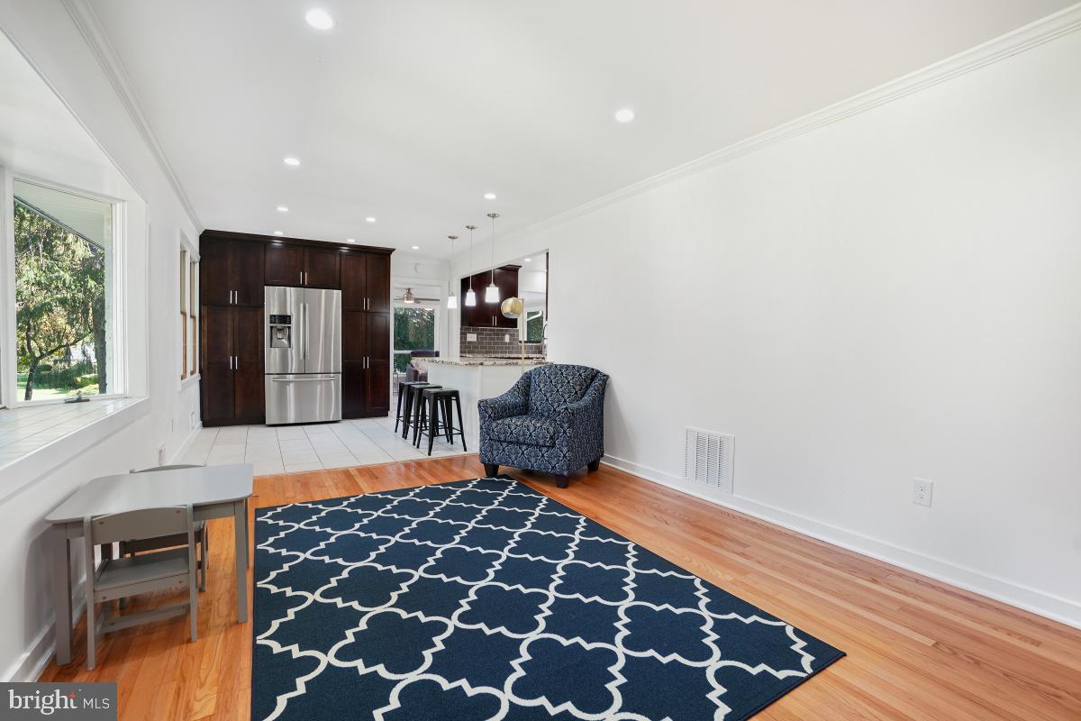 MONTGOMERY KNOLLS - Residential