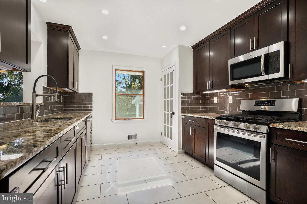 MONTGOMERY KNOLLS - Residential