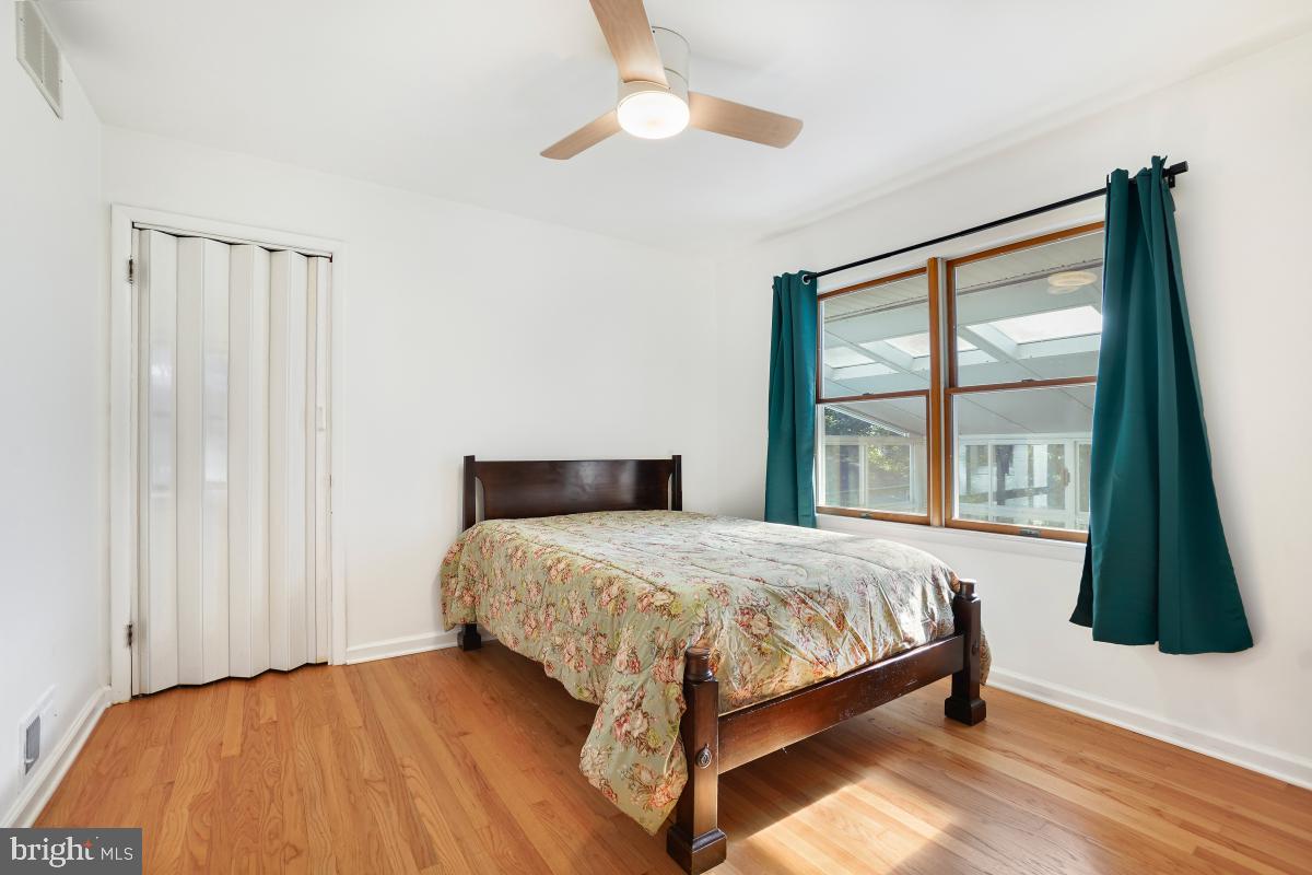 MONTGOMERY KNOLLS - Residential