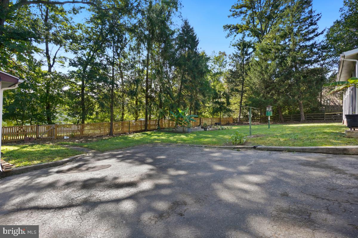 MONTGOMERY KNOLLS - Residential