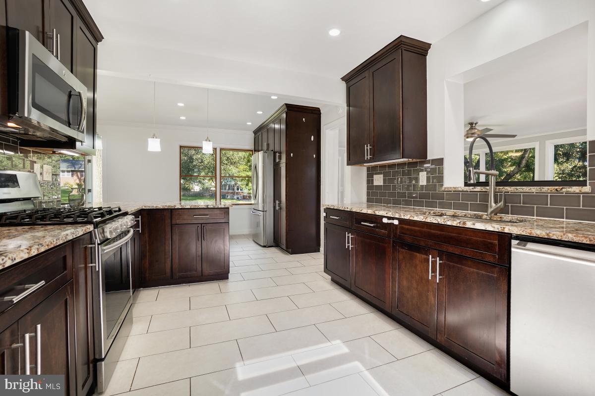 MONTGOMERY KNOLLS - Residential