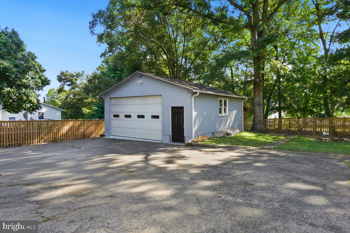 MONTGOMERY KNOLLS - Residential