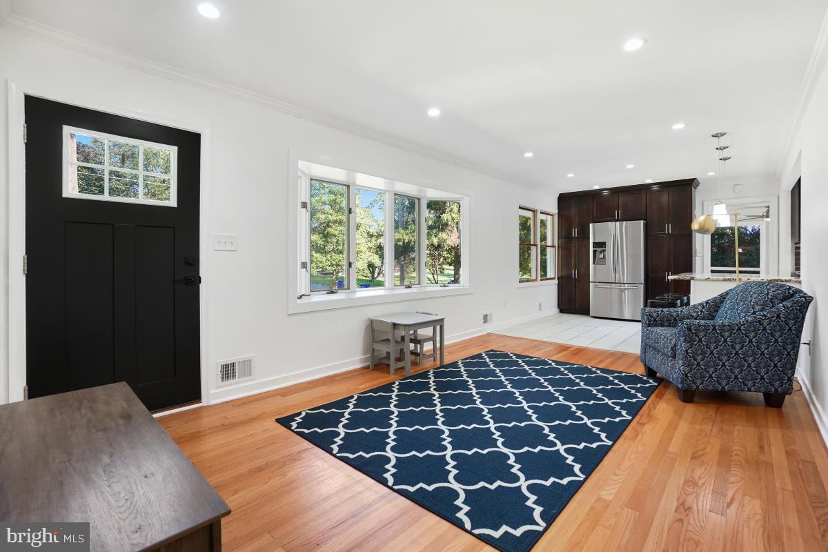 MONTGOMERY KNOLLS - Residential