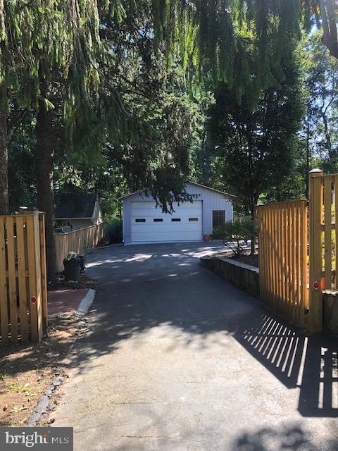 MONTGOMERY KNOLLS - Residential