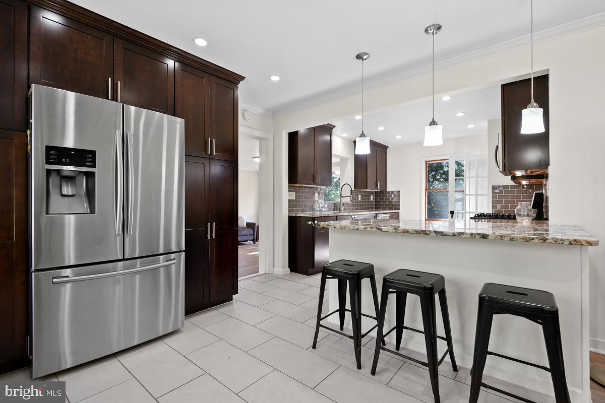 MONTGOMERY KNOLLS - Residential