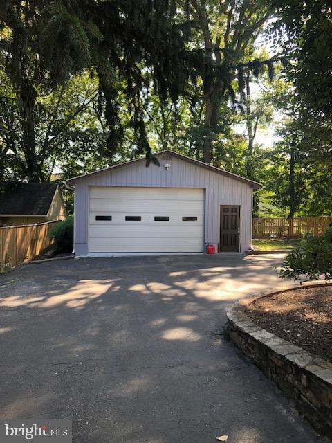 MONTGOMERY KNOLLS - Residential