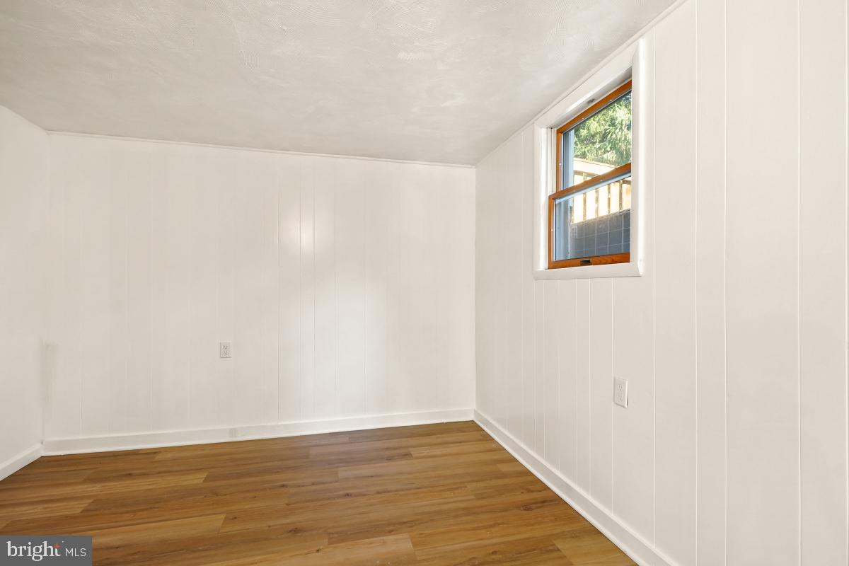 MONTGOMERY KNOLLS - Residential