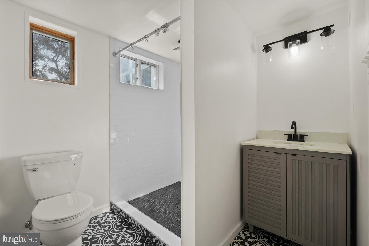 MONTGOMERY KNOLLS - Residential