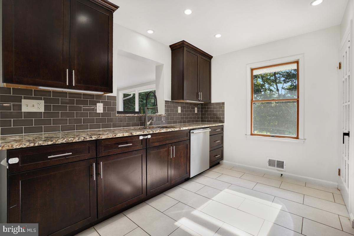 MONTGOMERY KNOLLS - Residential