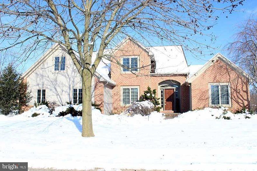 Spacious home with open floor plan in Warwick's Lindenwood Estates at end of cul de sac.  Hardwood floors, eat in kitchen with breakfast bar, 2 story living room with fireplace and first floor master suite.  2nd floor loft area, walk in closets in all bedrooms, finished lower level with work shop and bonus room over garage.