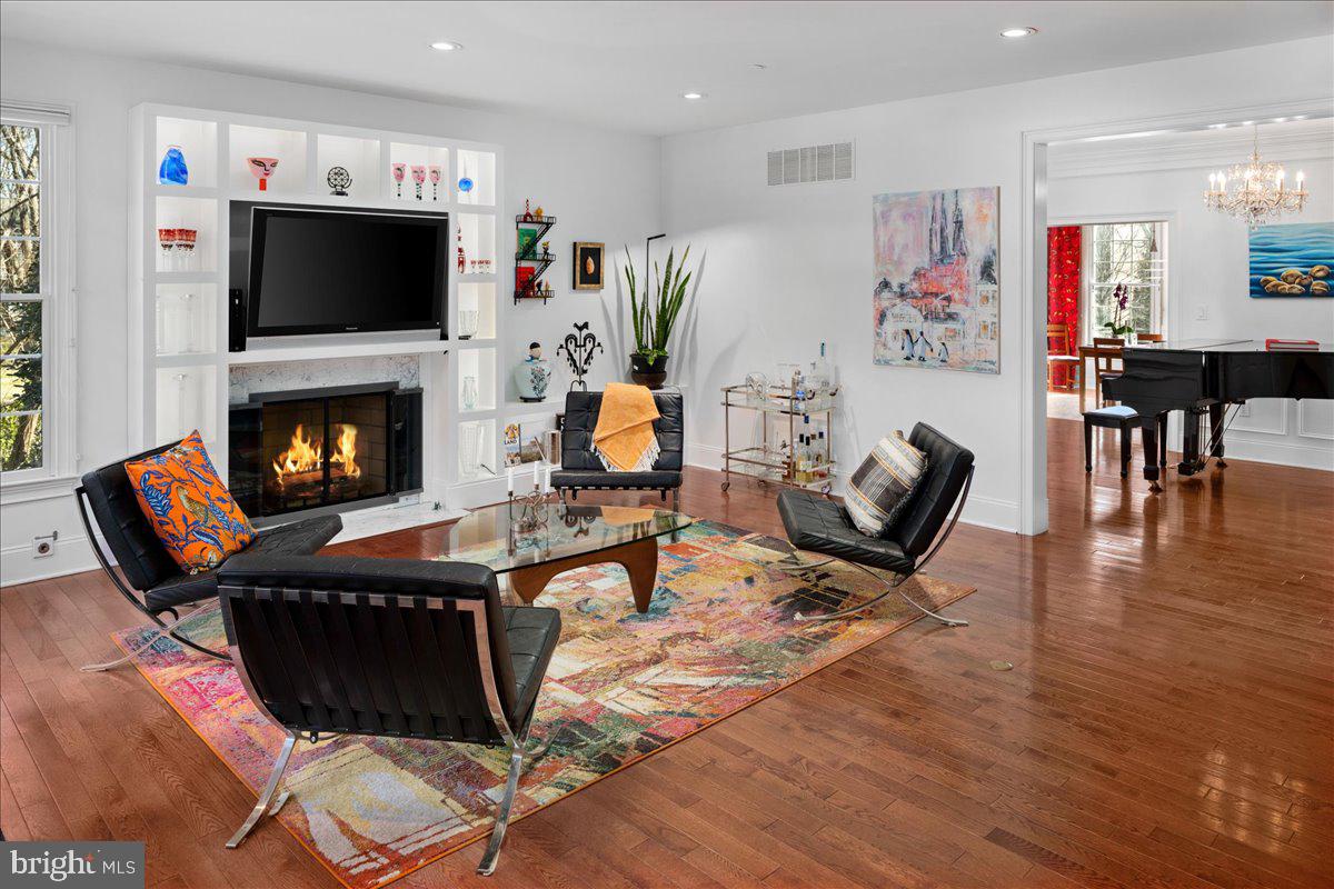 NEWTOWN STATION - Residential