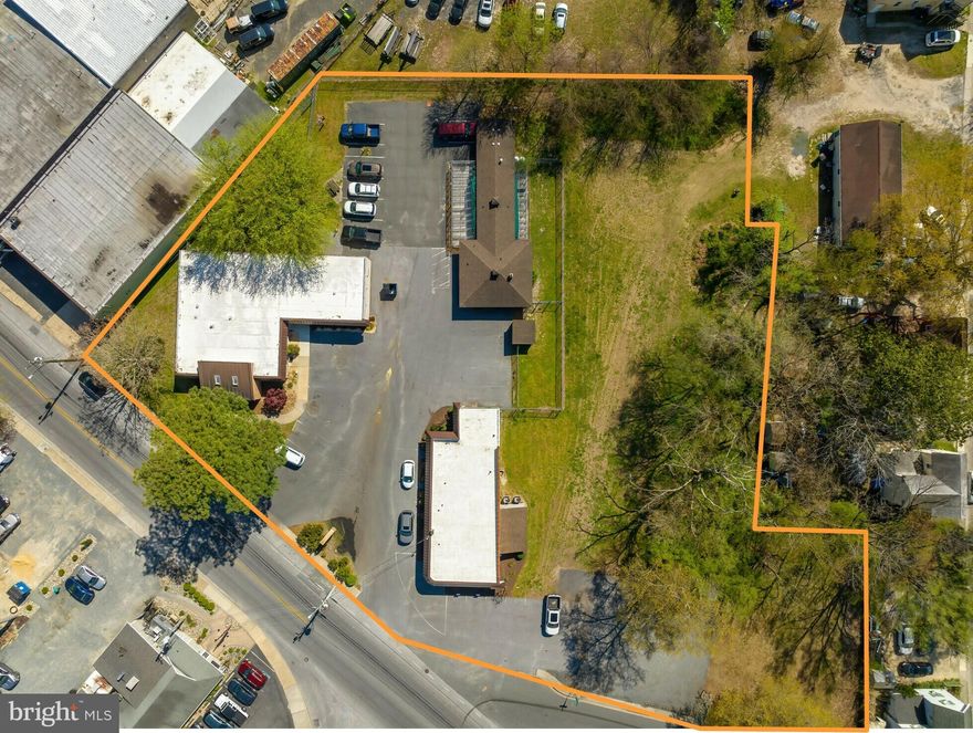 Fully Leased Investment property . Owner completed  approximately 80K in exterior improvements in 2019 including new siding and stonework.  National Tenant Anchor- National Veterinary Associates is operating as Johnson-McKee Animal Hospital. NVA completed over $200,000 in interior Tenant improvements in 2022
Roofs are professionally maintained. Parking lot was resurfaced in 2018. NOI = $162,155. Leases are available upon request. See documents tab for complete brochure.