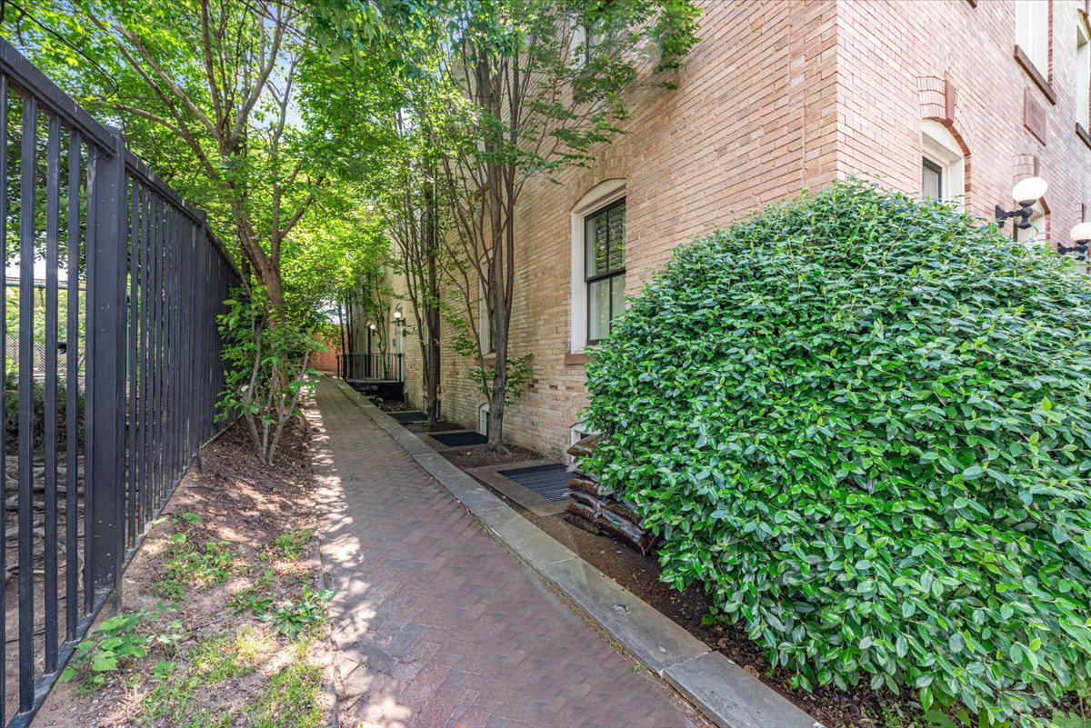 1210 QUEEN ST 1