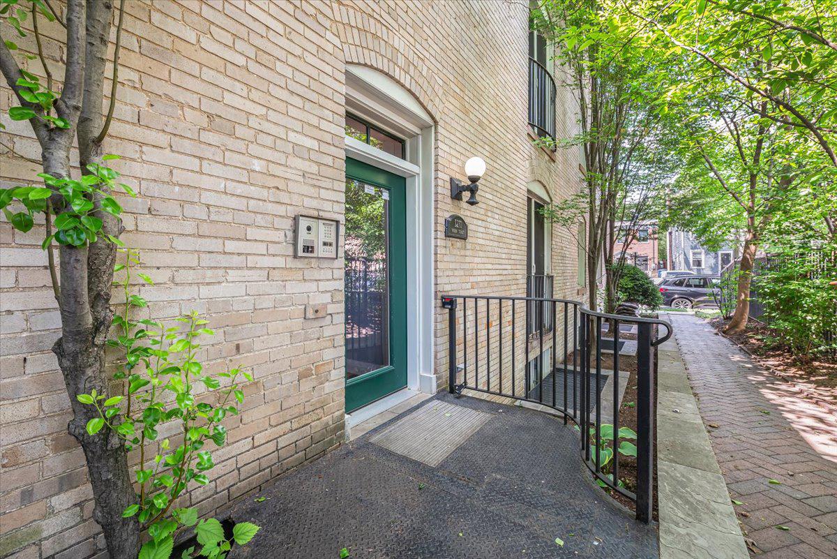 1210 QUEEN ST 1
