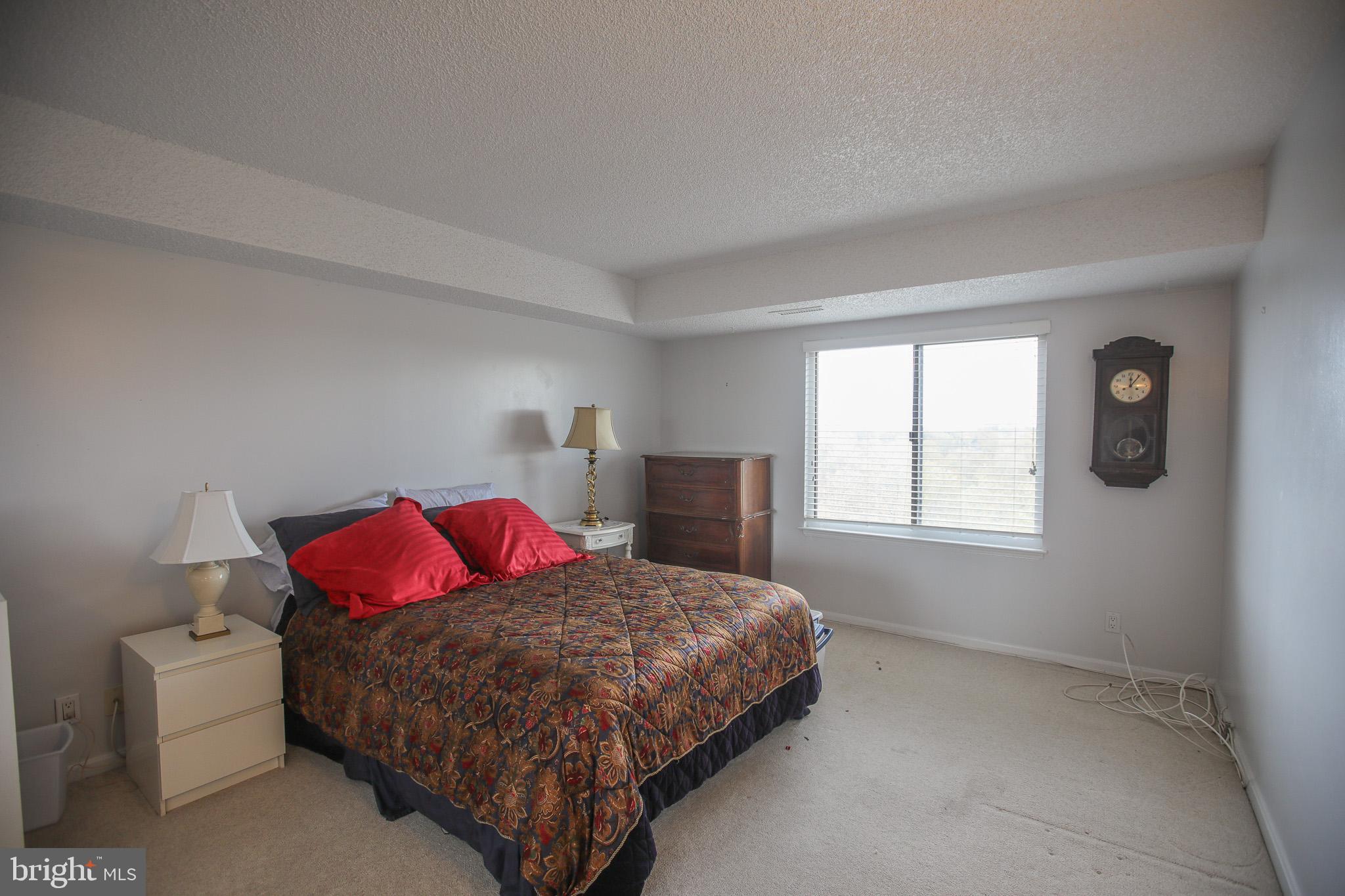 LAKESIDE PLAZA - Residential