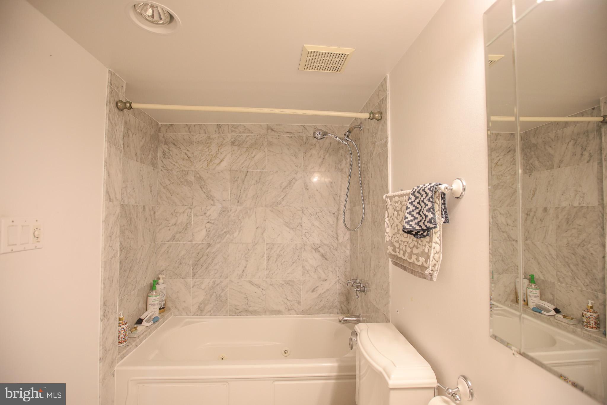 LAKESIDE PLAZA - Residential