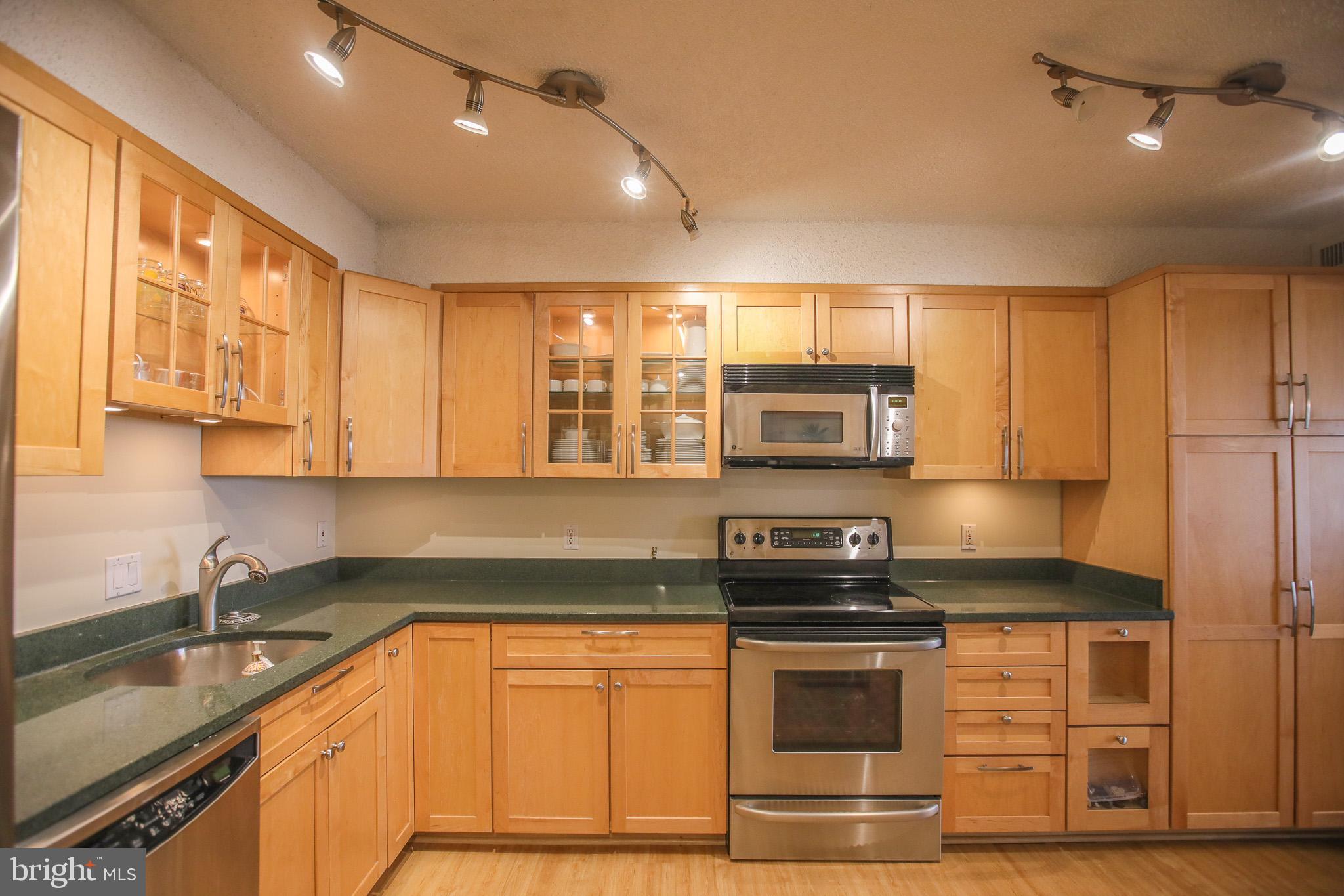 LAKESIDE PLAZA - Residential