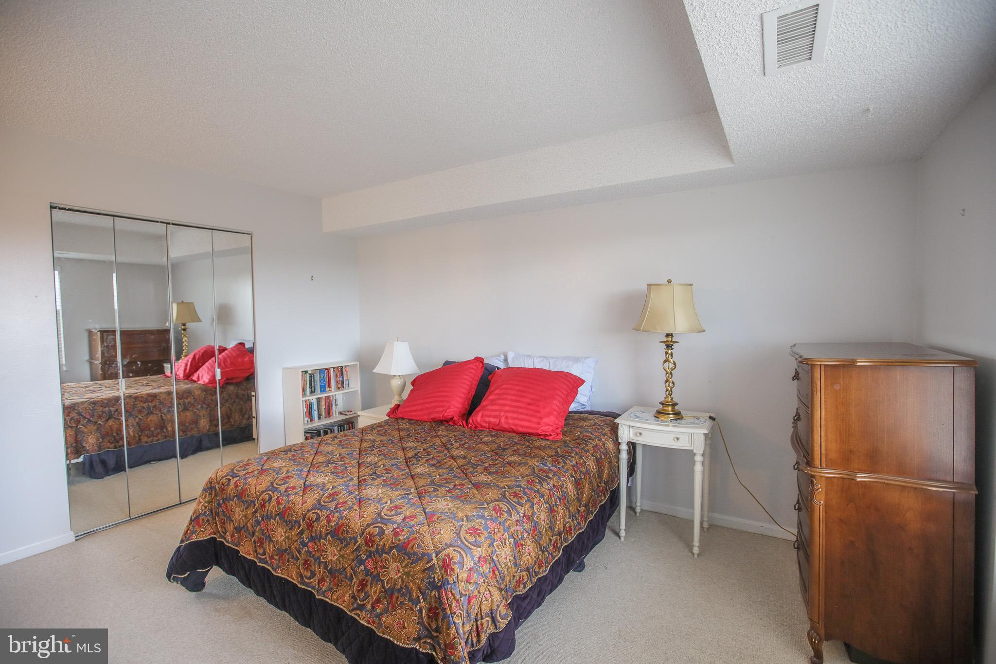 LAKESIDE PLAZA - Residential